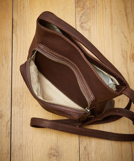 MR.OLIVE E.O.I ミスターオリーブ / WATER PROOF WASHABLE LEATHER / GUSSET POCKET COMPACT SHOULDER BAG / ME652