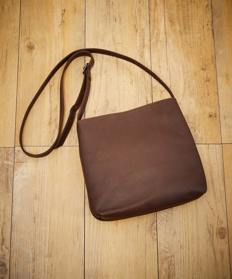 MR.OLIVE E.O.I ミスターオリーブ / WATER PROOF WASHABLE LEATHER / GUSSET POCKET COMPACT SHOULDER BAG / ME652