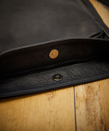 MR.OLIVE E.O.I ミスターオリーブ / WATER PROOF WASHABLE LEATHER / GUSSET POCKET COMPACT SHOULDER BAG / ME652