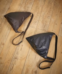MR.OLIVE E.O.I ミスターオリーブ / WATER PROOF LIGHT LEATHER / TRIANGLE BODY BAG / ME696
