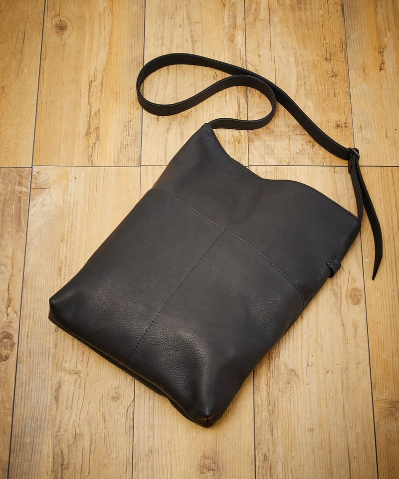 MR. OLIVE ブラックレザーショルダーバッグ ミスターオリーブ／MR