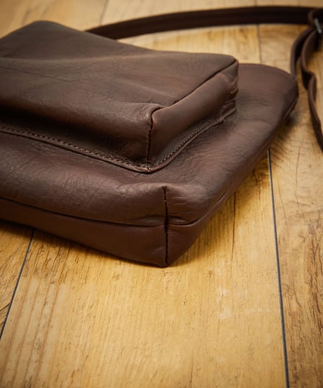 MR.OLIVE E.O.I ミスターオリーブ / WATER PROOF WASHABLE LEATHER / GUSSET POCKET COMPACT SHOULDER BAG / ME652
