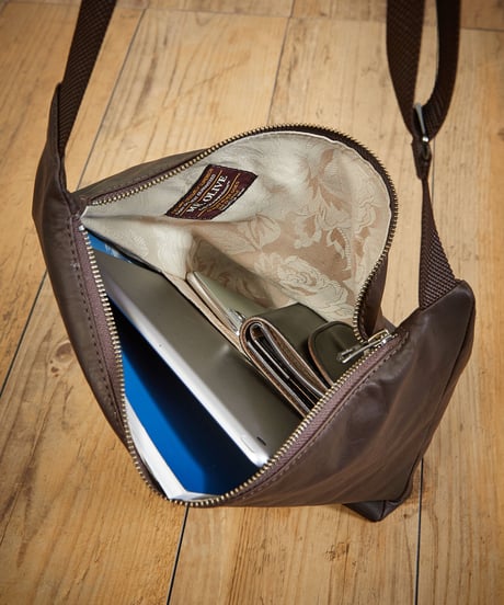 MR.OLIVE E.O.I ミスターオリーブ / WATER PROOF LIGHT LEATHER / TRIANGLE BODY BAG / ME696