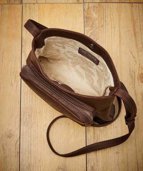 MR.OLIVE E.O.I ミスターオリーブ / WATER PROOF WASHABLE LEATHER / GUSSET POCKET COMPACT SHOULDER BAG / ME652
