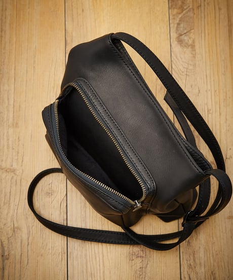 MR.OLIVE E.O.I ミスターオリーブ / WATER PROOF WASHABLE LEATHER / GUSSET POCKET COMPACT SHOULDER BAG / ME652