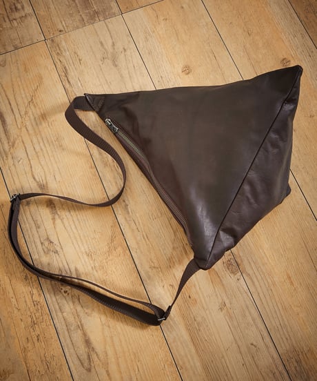 MR.OLIVE E.O.I ミスターオリーブ / WATER PROOF LIGHT LEATHER / TRIANGLE BODY BAG / ME696
