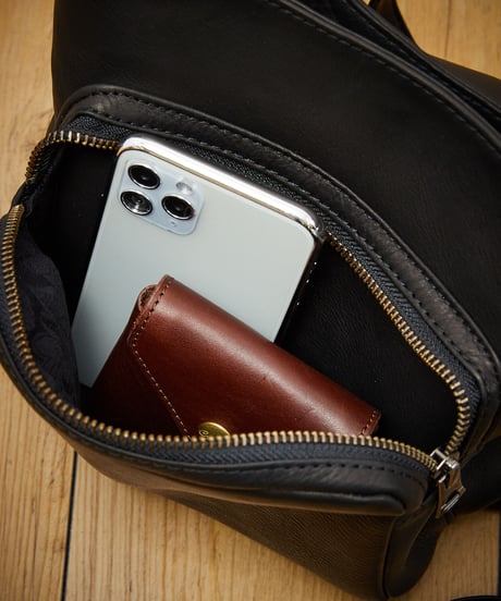 MR.OLIVE E.O.I ミスターオリーブ / WATER PROOF WASHABLE LEATHER / GUSSET POCKET COMPACT SHOULDER BAG / ME652