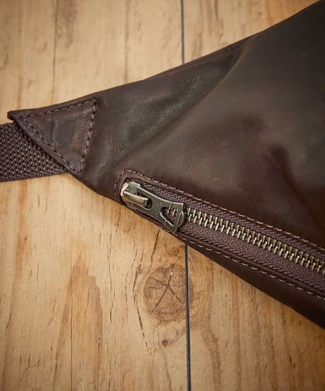 MR.OLIVE E.O.I ミスターオリーブ / WATER PROOF LIGHT LEATHER / TRIANGLE BODY BAG / ME696
