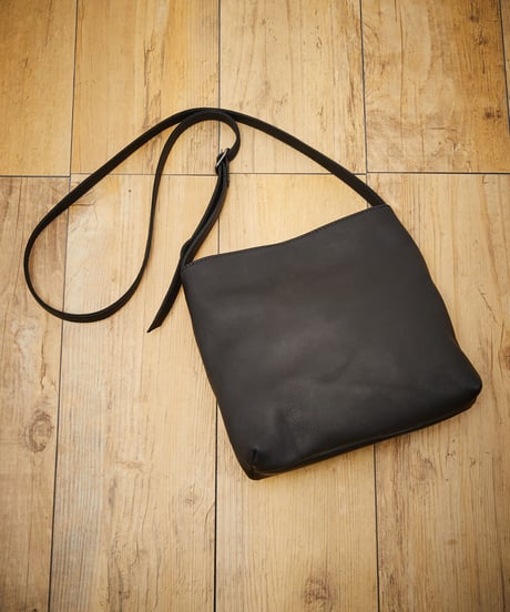 MR.OLIVE E.O.I ミスターオリーブ / WATER PROOF WASHABLE LEATHER / GUSSET POCKET COMPACT SHOULDER BAG / ME652