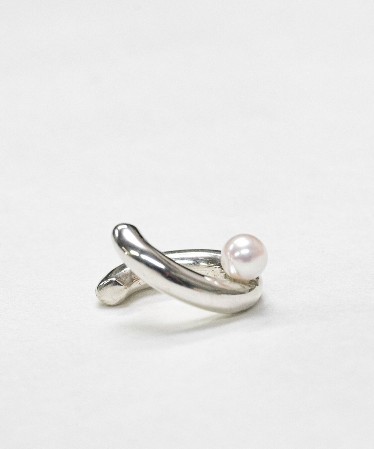 佐野晶哉さん着用】全2色 HERGOハーゴ / Pearl ear cuff M シルバー9...