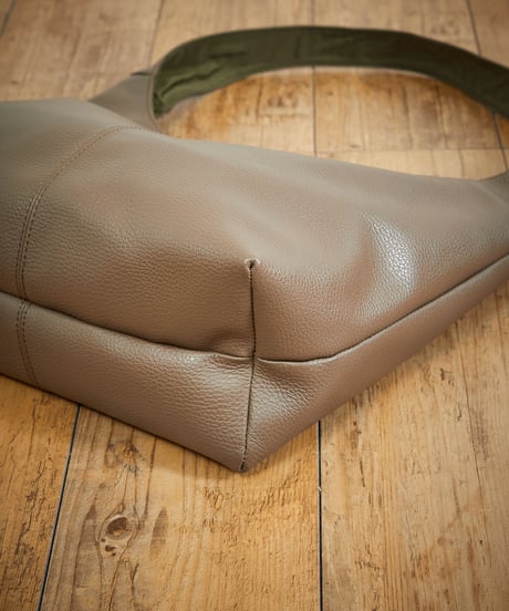 MR.OLIVE E.O.I ミスターオリーブ / MILANO GRAIN LEATHER / SINGLE TINY SACOCHE / ME695TA