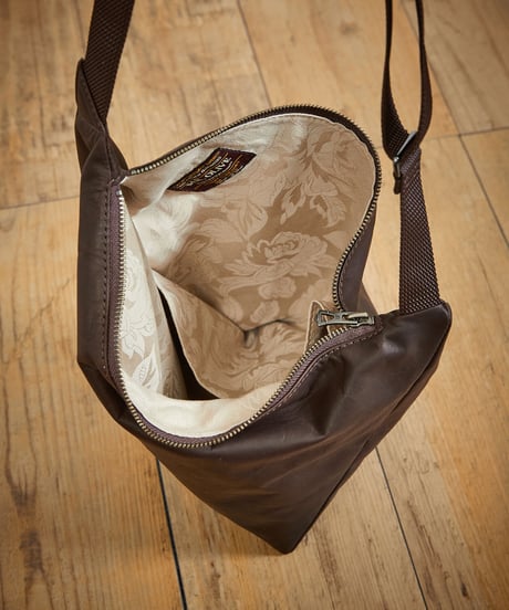 MR.OLIVE E.O.I ミスターオリーブ / WATER PROOF LIGHT LEATHER / TRIANGLE BODY BAG / ME696