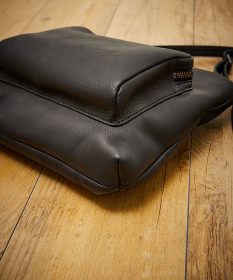 MR.OLIVE E.O.I ミスターオリーブ / WATER PROOF WASHABLE LEATHER / GUSSET POCKET COMPACT SHOULDER BAG / ME652