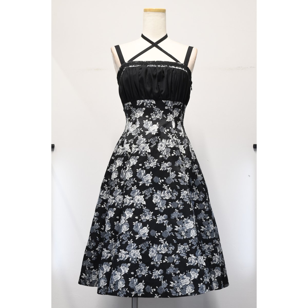 サンプル】 ローズジャガードクロスストラップワンピース／ブラック
