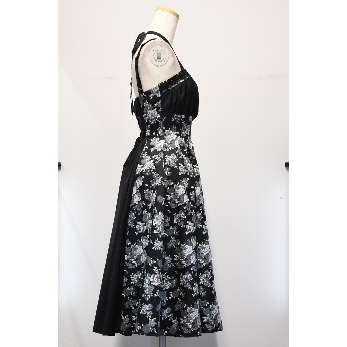 サンプル】 ローズジャガードクロスストラップワンピース／ブラック