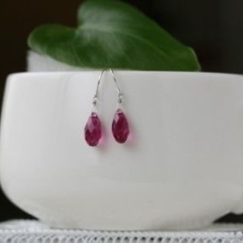 Swarovski ピンククリスタル フックピアス Swarovski ピンククリスタル フックピアス 濃いピンクの