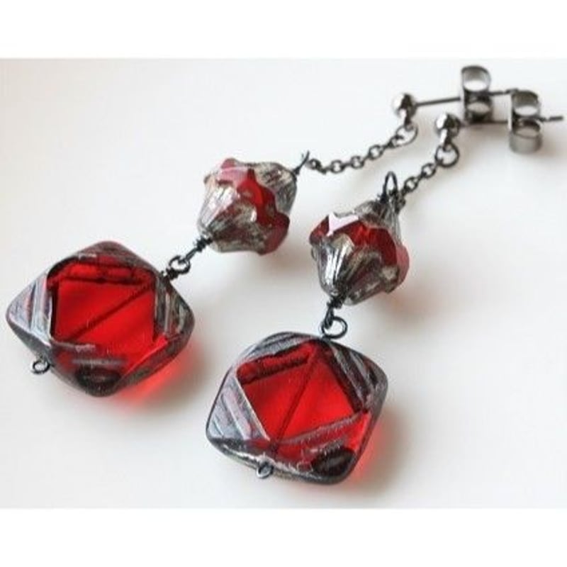 ワニさんと赤いチェコガラスのピアス チェコビーズが揺れる しずくとガラスビーズのプチジャラジャラピアス