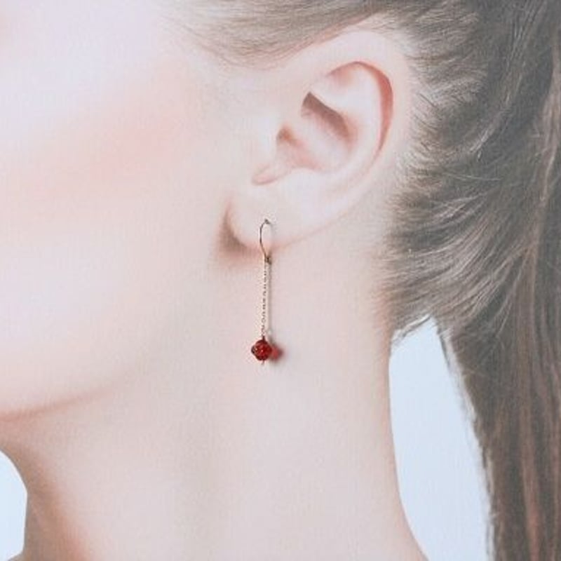 ワニさんと赤いチェコガラスのピアス チェコビーズが揺れる しずくとガラスビーズのプチジャラジャラピアス