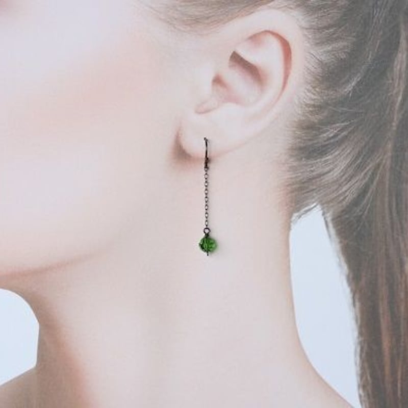 小さな緑のスワロフスキーが揺れるピアス045 | YAZの宝石箱 ショップ