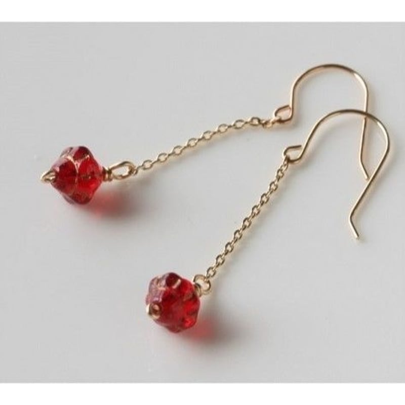 小さな赤いチェコガラスが揺れるピアス043 | YAZの宝石箱 ショップ