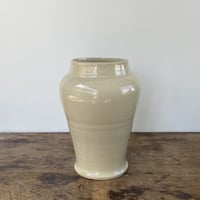 安齋新厚子　米色青磁花入れ【一点もの】