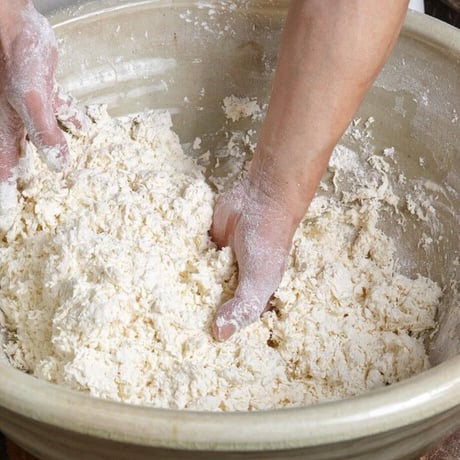 出汁の違いを楽しもう！いつものかつおだし、きのこ出汁の味噌煮込みうどん4食セット