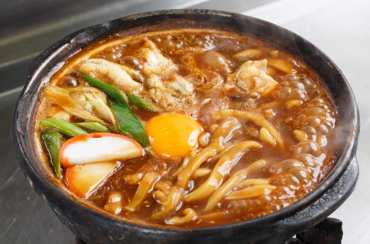 味噌煮込みうどん専用信楽焼土鍋 蓋付き | 山本屋ONLINE 味噌煮込みうどん専用信楽焼土鍋 蓋付き | 山本屋ONLINE