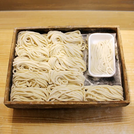 出汁の違いを楽しもう！いつものかつおだし、きのこ出汁の味噌煮込みうどん4食セット