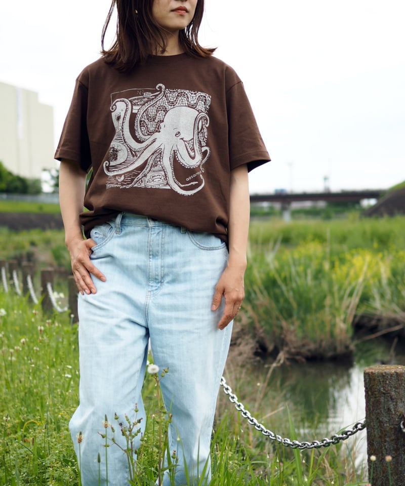 旅するタコ Tシャツ（ブラウン）Unisex S/M/L/XL | 【直営通販】aosansy