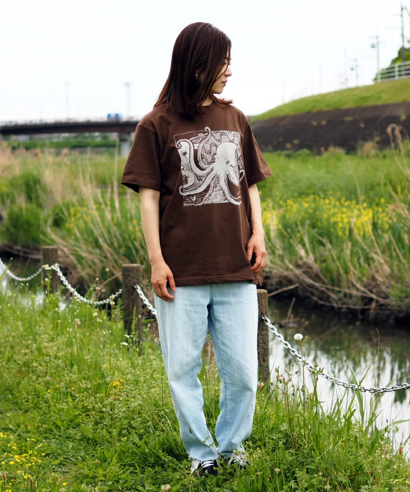 旅するタコ Tシャツ（ブラウン）Unisex S/M/L/XL | 【直営通販】aosansy