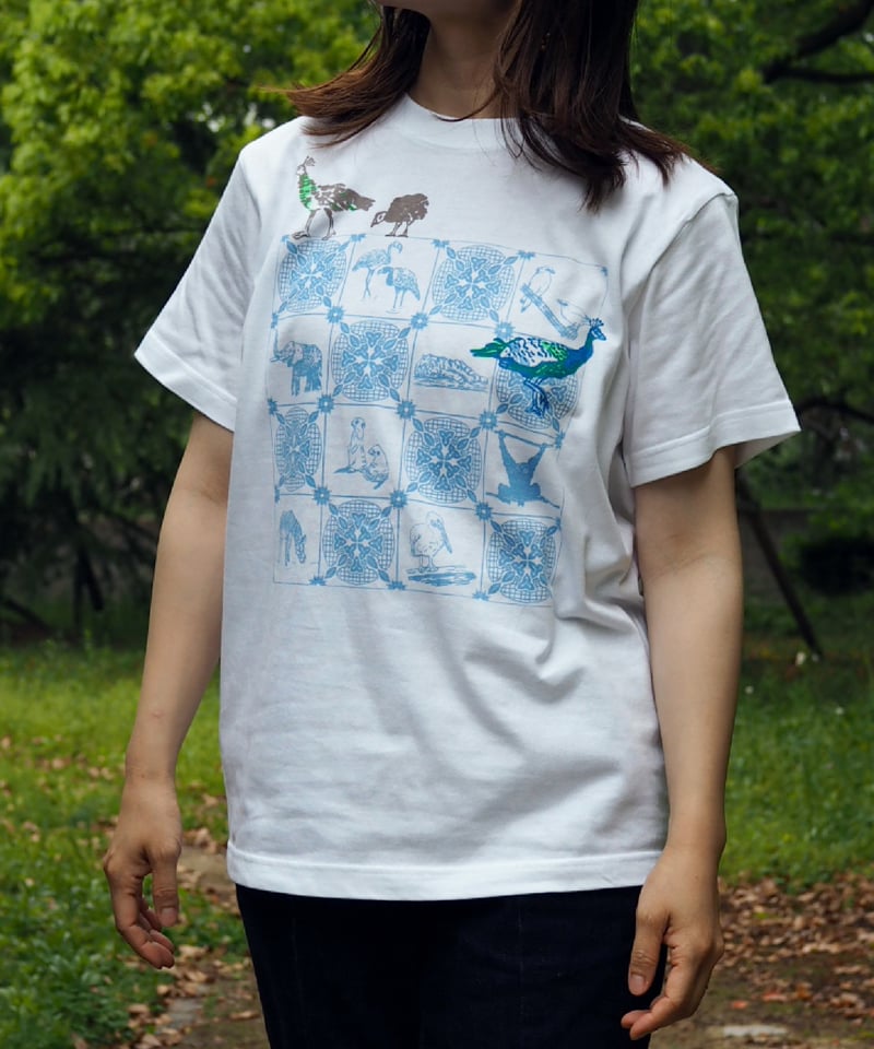 動物園タイルと孔雀 Tシャツ（ホワイト）Unisex S/M/L/XL | 【直営通販