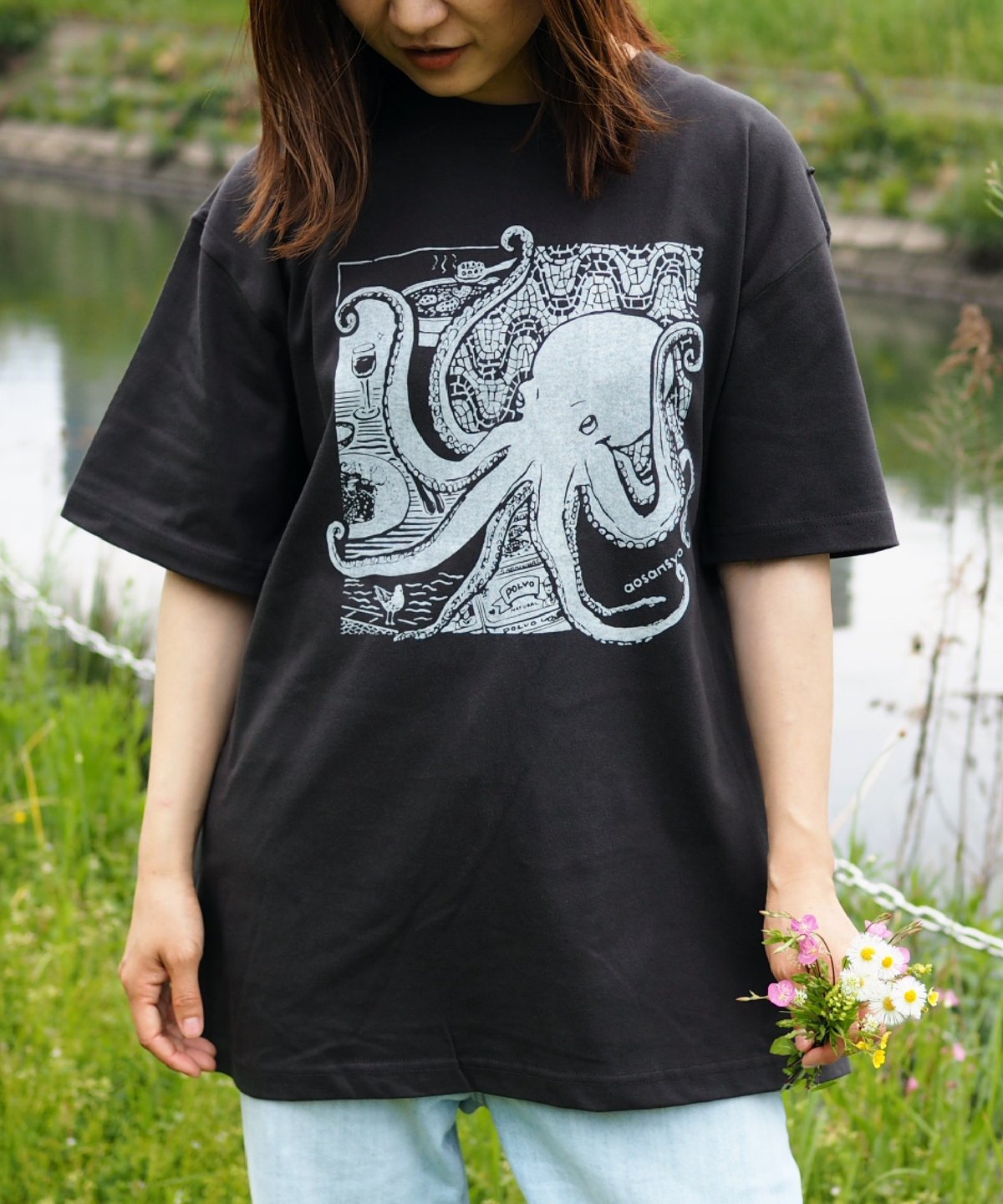 旅するタコ Tシャツ（スミ）Unisex S/M/L/XL | 【直営通販】aosansyo