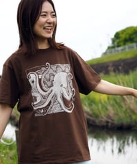 旅するタコ Tシャツ（ブラウン）Unisex S/M/L/XL