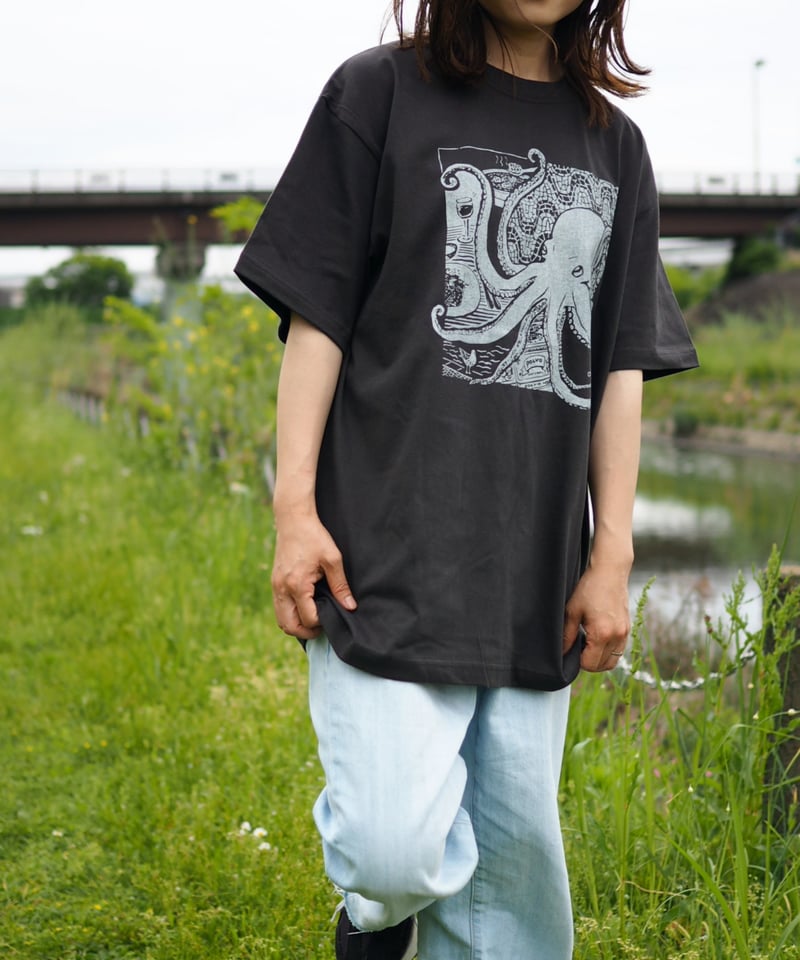 旅するタコ Tシャツ（ブラウン）Unisex S/M/L/XL | 【直営通販】aosansy
