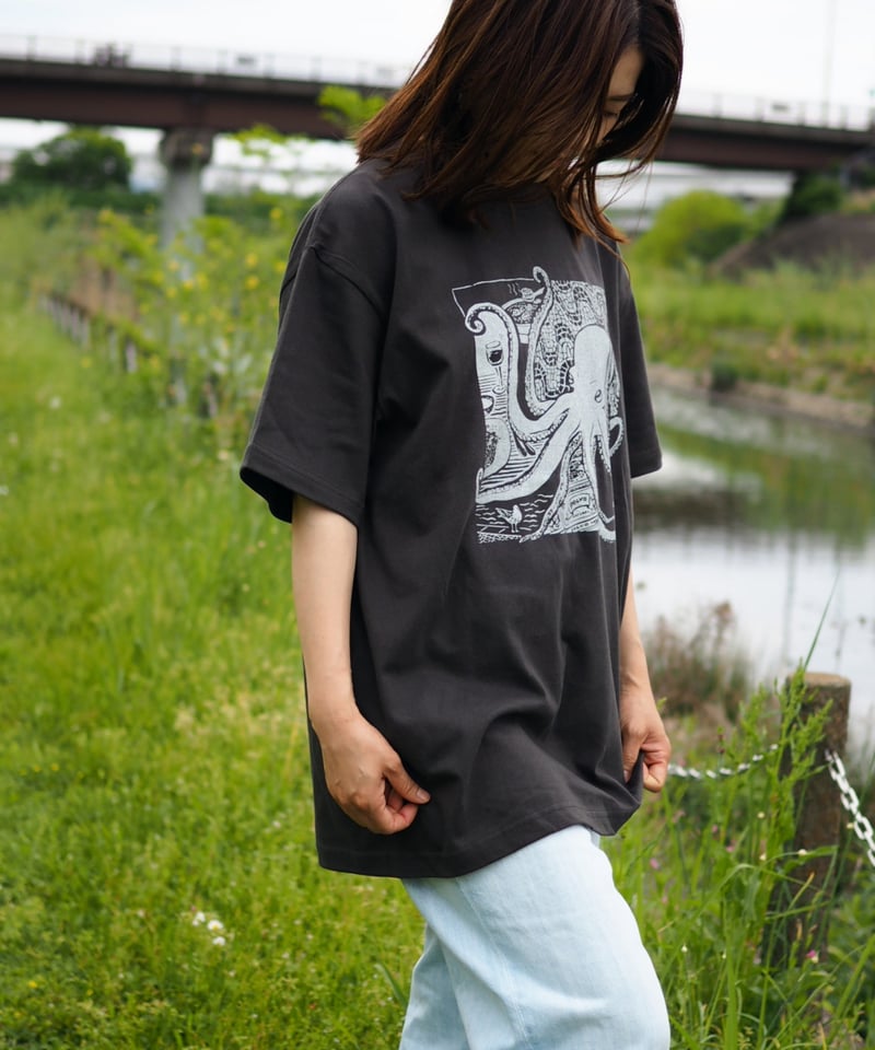 旅するタコ Tシャツ（スミ）Unisex S/M/L/XL | 【直営通販】aosansyo