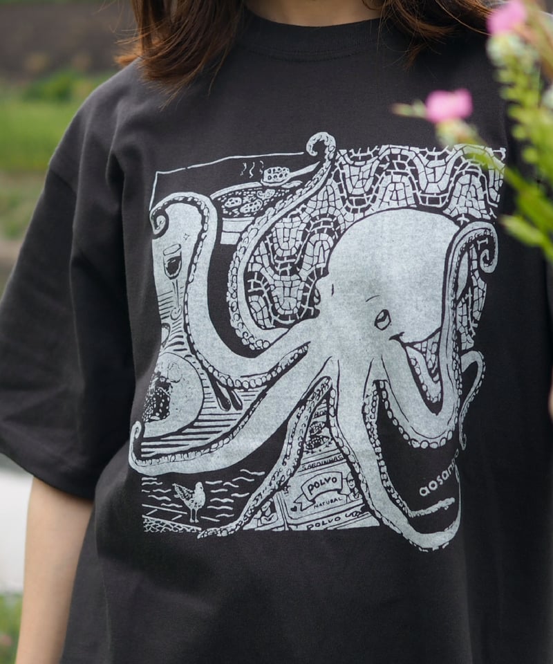 旅するタコ Tシャツ（スミ）Unisex S/M/L/XL | 【直営通販】aosansyo