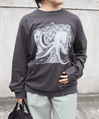 【在庫限り】旅するタコロンT（スミ）Unisex L