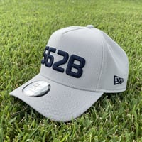 562B×NEW ERAコラボキャップ