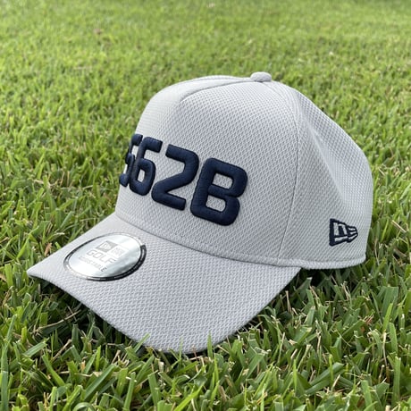 562B×NEW ERAコラボキャップ