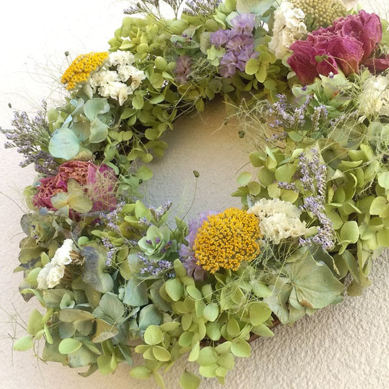 ブルーファンタジアとシャクヤクと花々のリース