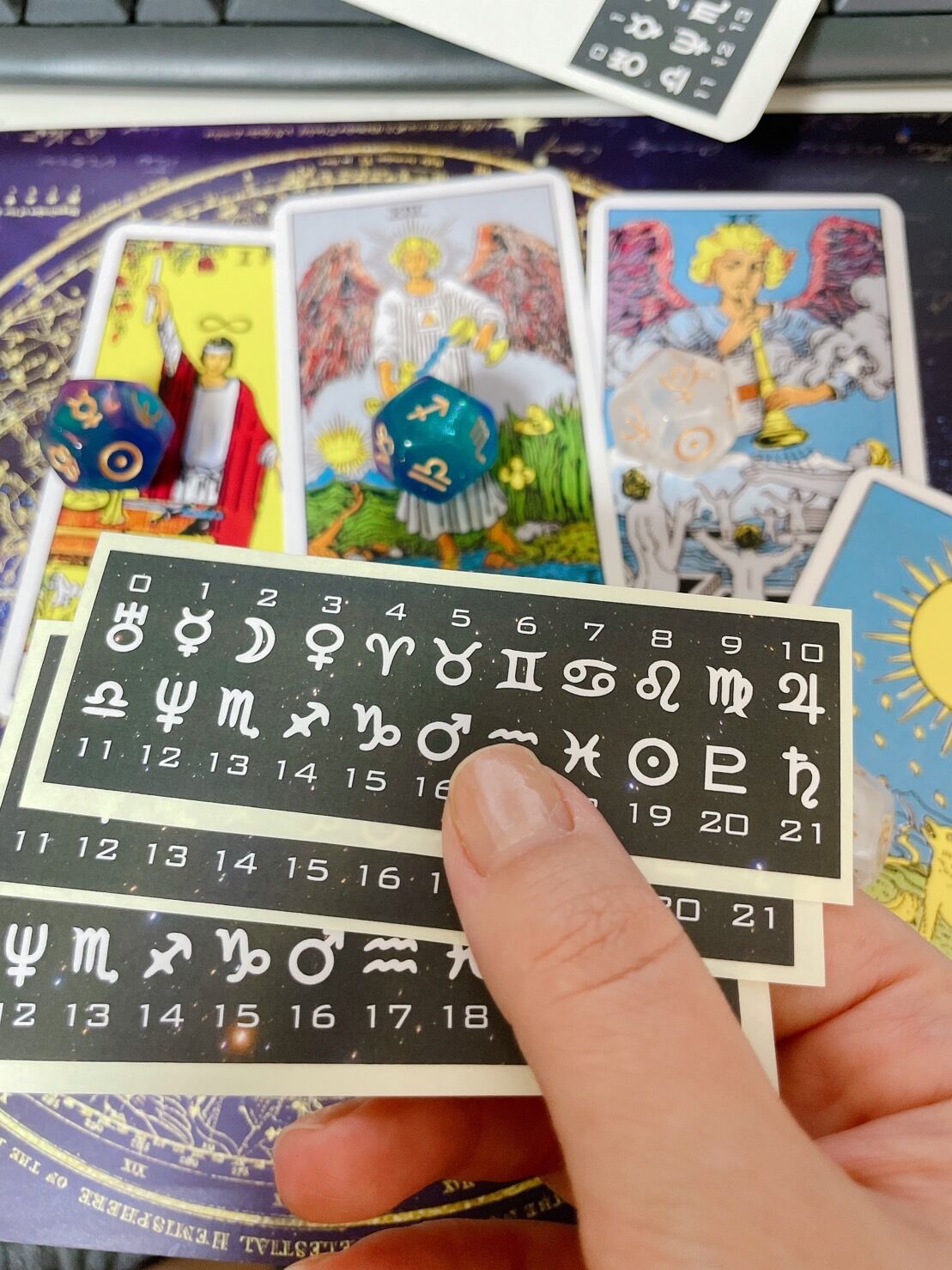 おいしくるメロンパン タロットカード 群青雨宿 ステッカー Amazon | puikko 角型シール（17×24mm） タロットカード（ウェイト版