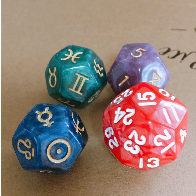 豆30面ダイス 単品 マーブル 赤（白文字）FIRE RED | ホロスコープ