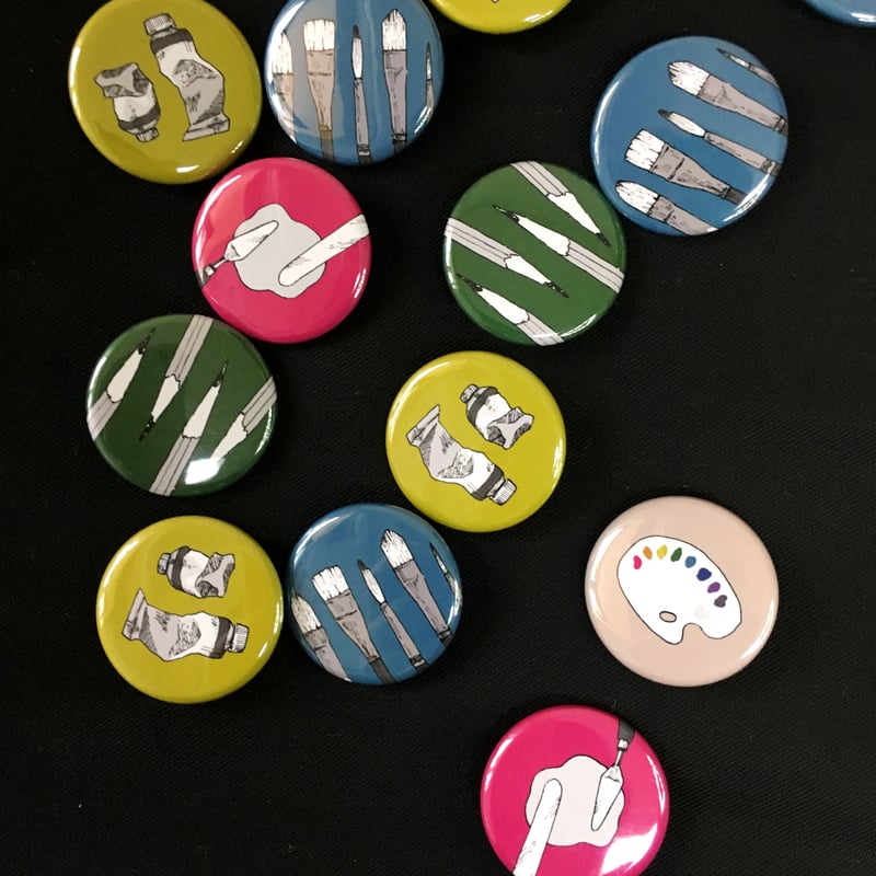 幸せになるのがコワイ芸術家のおはなし」缶バッチセット | nanakusabue