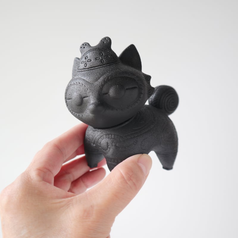 乙幡啓子 ／ 遮光器 土偶犬「ソフビドッグゥ」｜鉄器風：14 | はちみせ