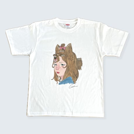 我喜屋位瑳務 × 83 ／ DOGirl Tシャツ ｜ホワイト