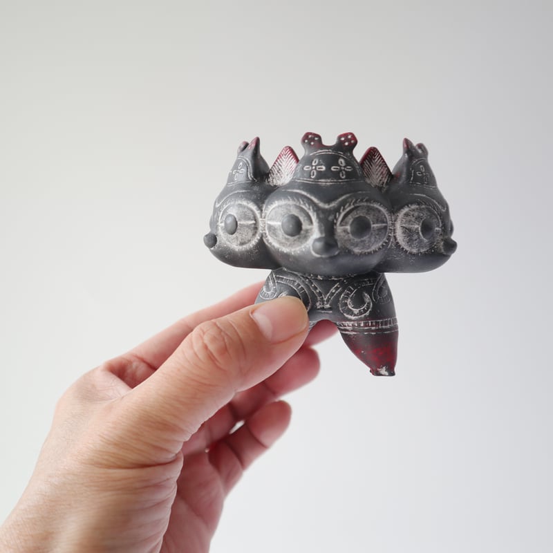 乙幡啓子 ／ 遮光器 土偶犬「ドッグゥ」｜ケルベロス土偶：08 | はち