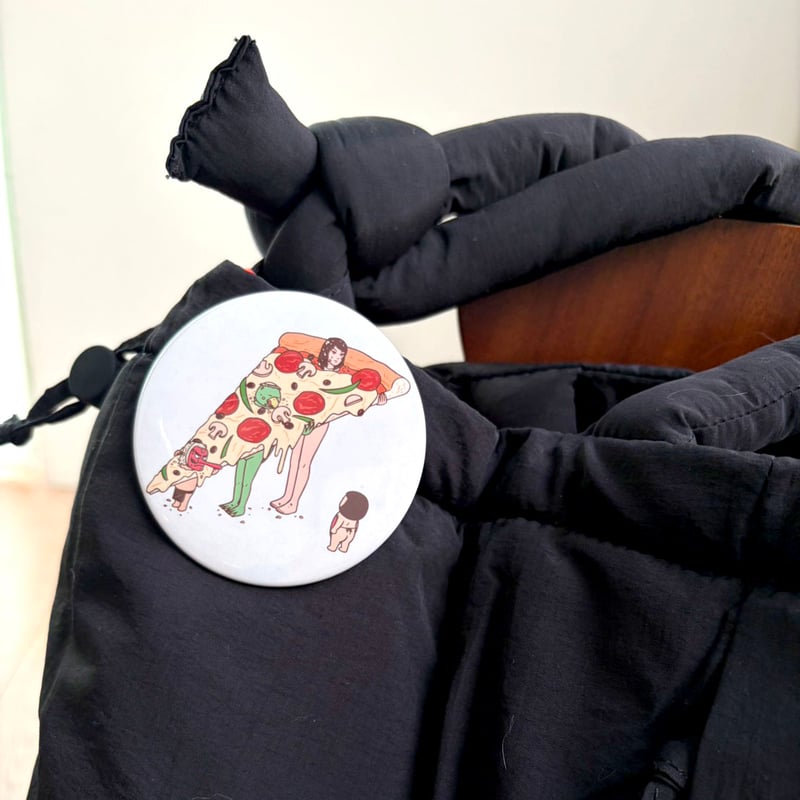 八重樫王明 ／ 缶バッジ 大 P is for Pizza 02（カラー） | はちみせ