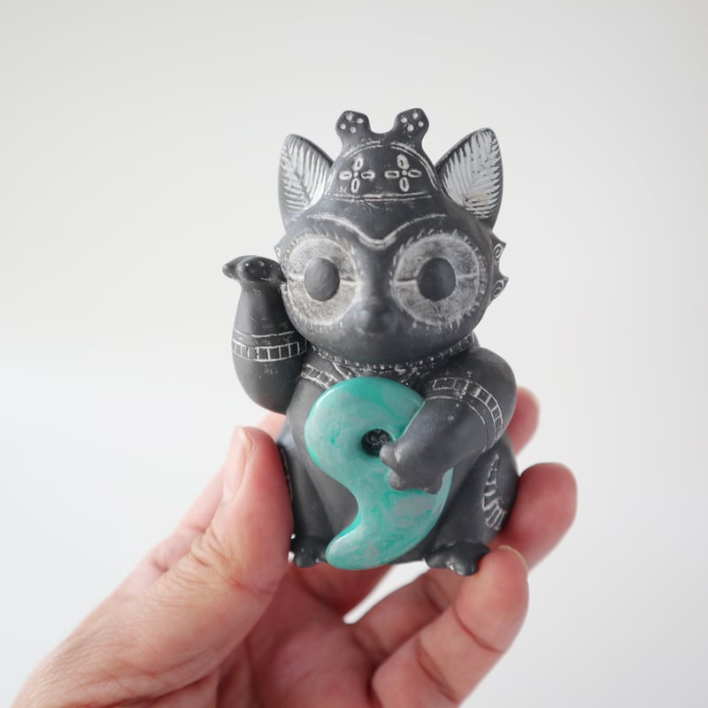 乙幡啓子 ／ 遮光器 土偶犬？「ドッグゥ」｜まねきねこ土偶：09 | はち