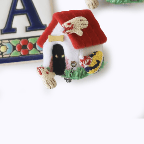 tanami ／ 刺繍ブローチ：犬小屋