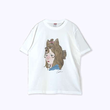 我喜屋位瑳務 × 83 ／ DOGirl Tシャツ ｜ホワイト